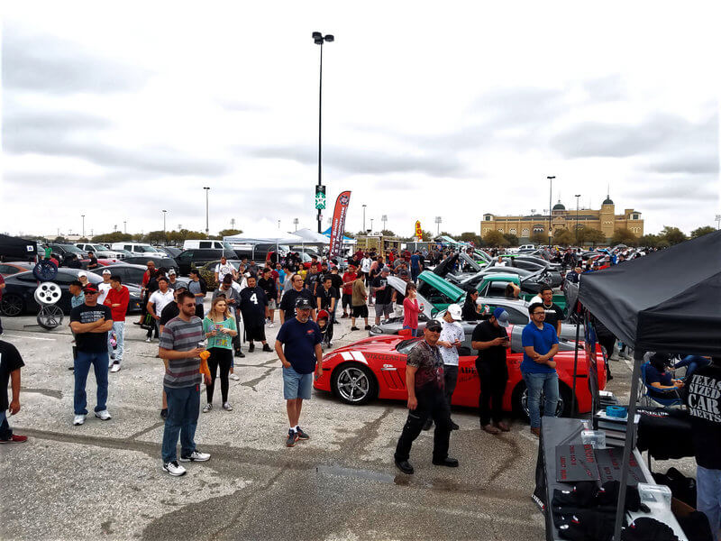 renegades-car-show-crowd-and-cars