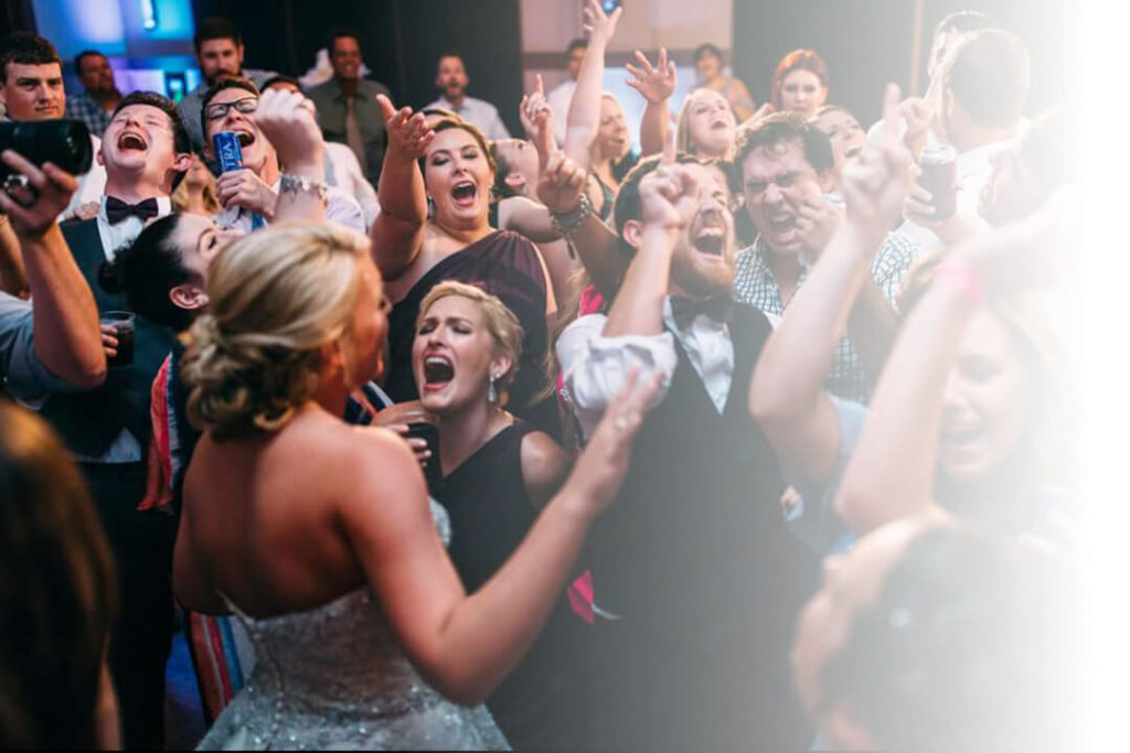 bride-singing-on-dance-floor